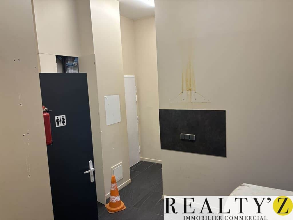 Local commercial · 42 m² · Location — photo 1