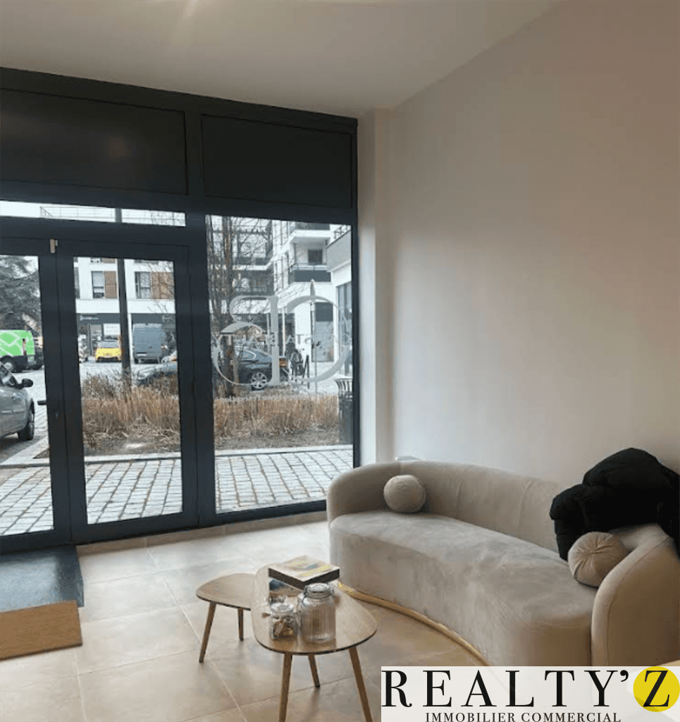 Local commercial · 122 m² · Location — photo 1