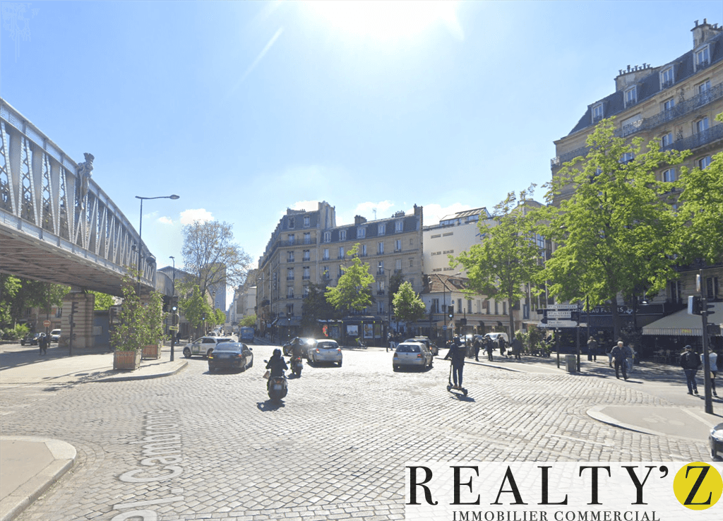 Local commercial · 323 m² · Location — photo 1