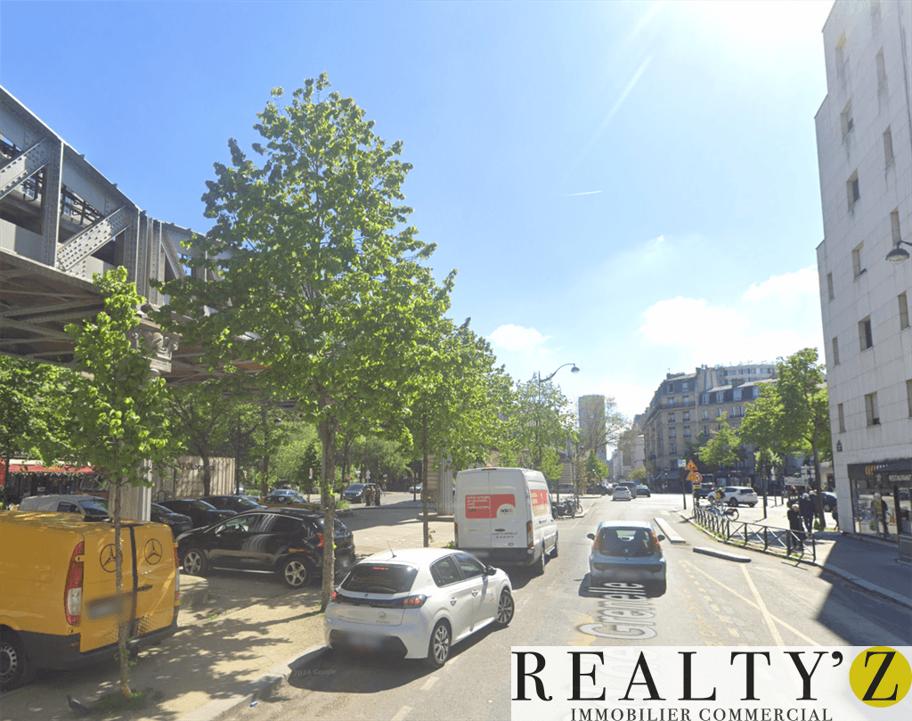 Local commercial · 323 m² · Location — photo 1