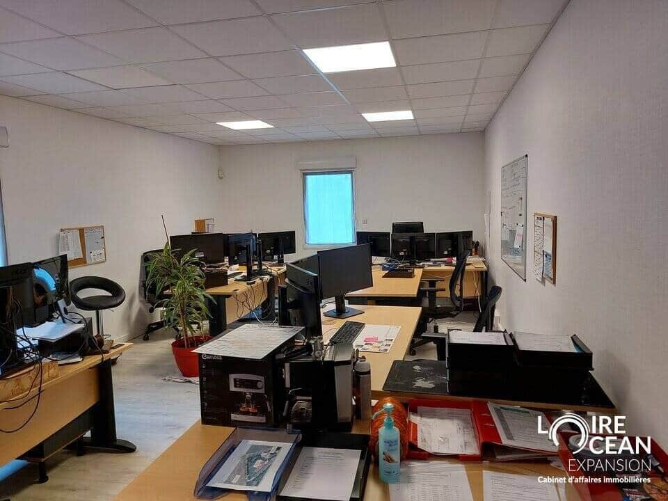 Local commercial · 69 m² · Location — photo 1