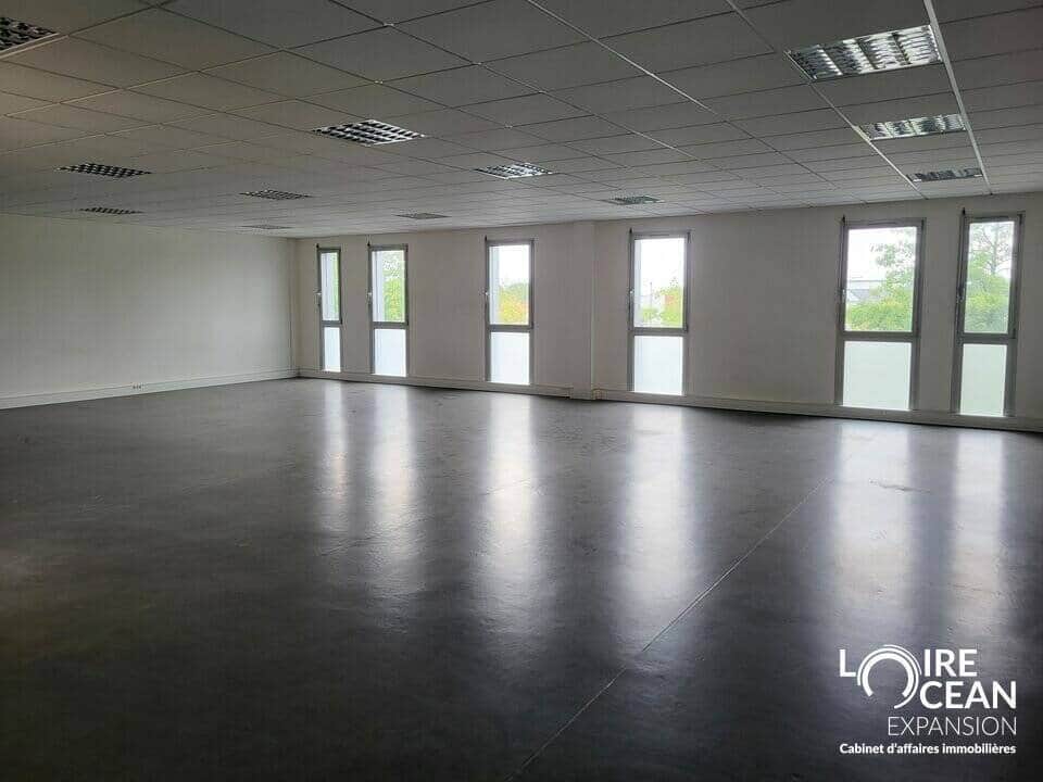 Bureaux activites tertiaires et services · 2000 m² · Location — photo 1