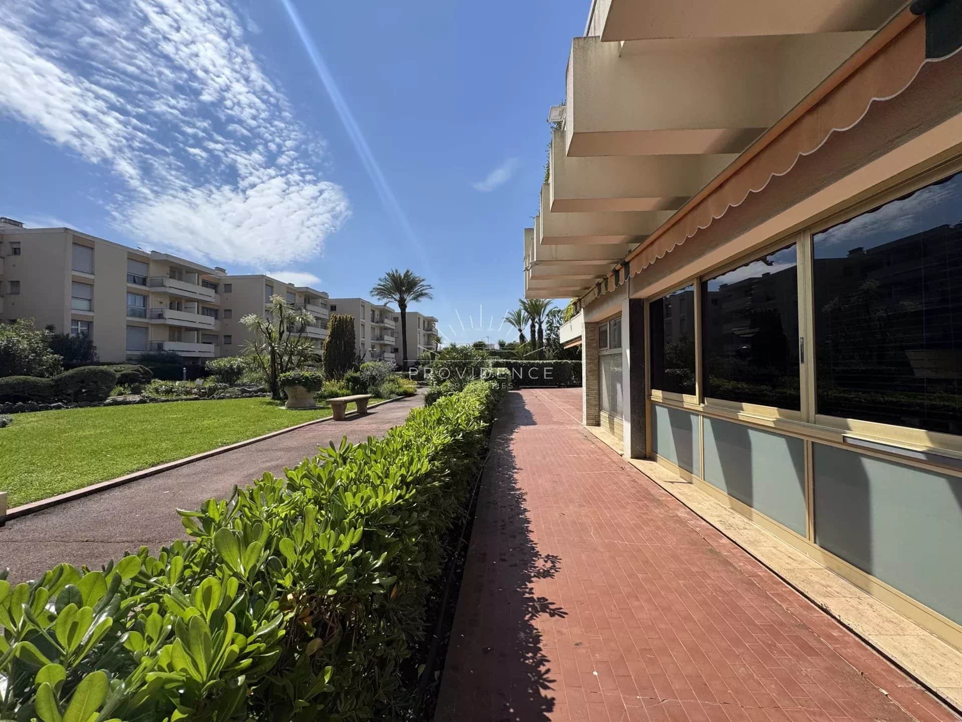 Local commercial · 330 m² · Location — photo 1