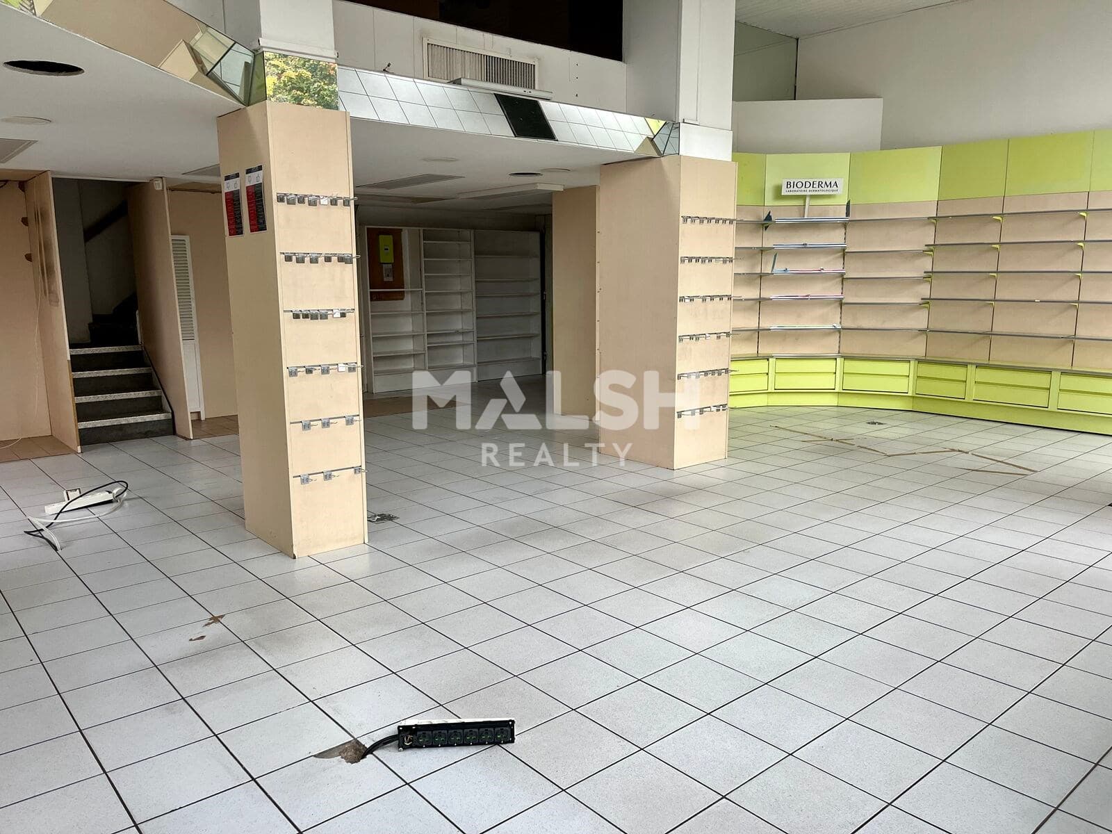 Local commercial · 223 m² · Location — photo 1