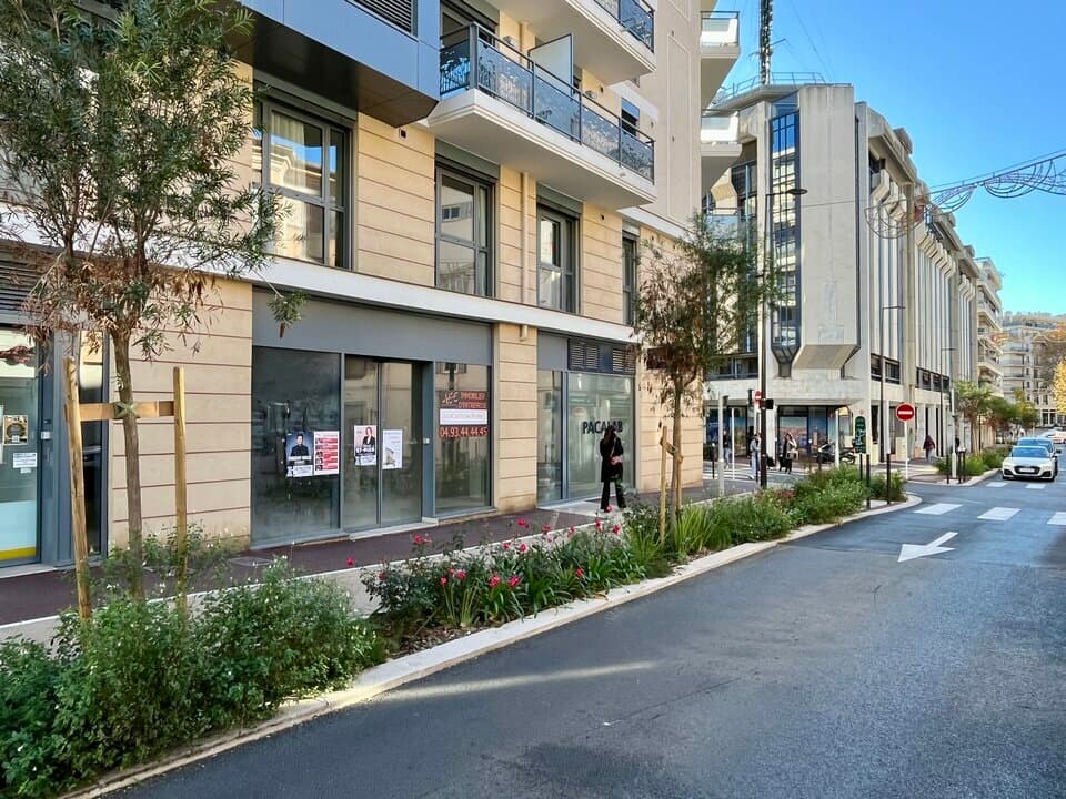 Local commercial · 221 m² · Location — photo 1
