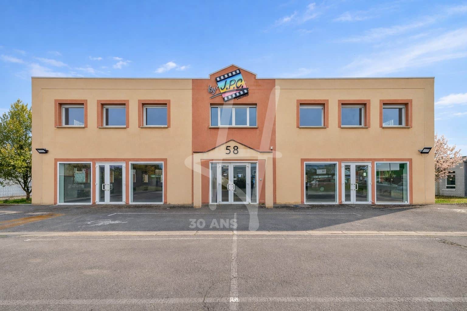 Local commercial · 600 m² · Location — photo 1