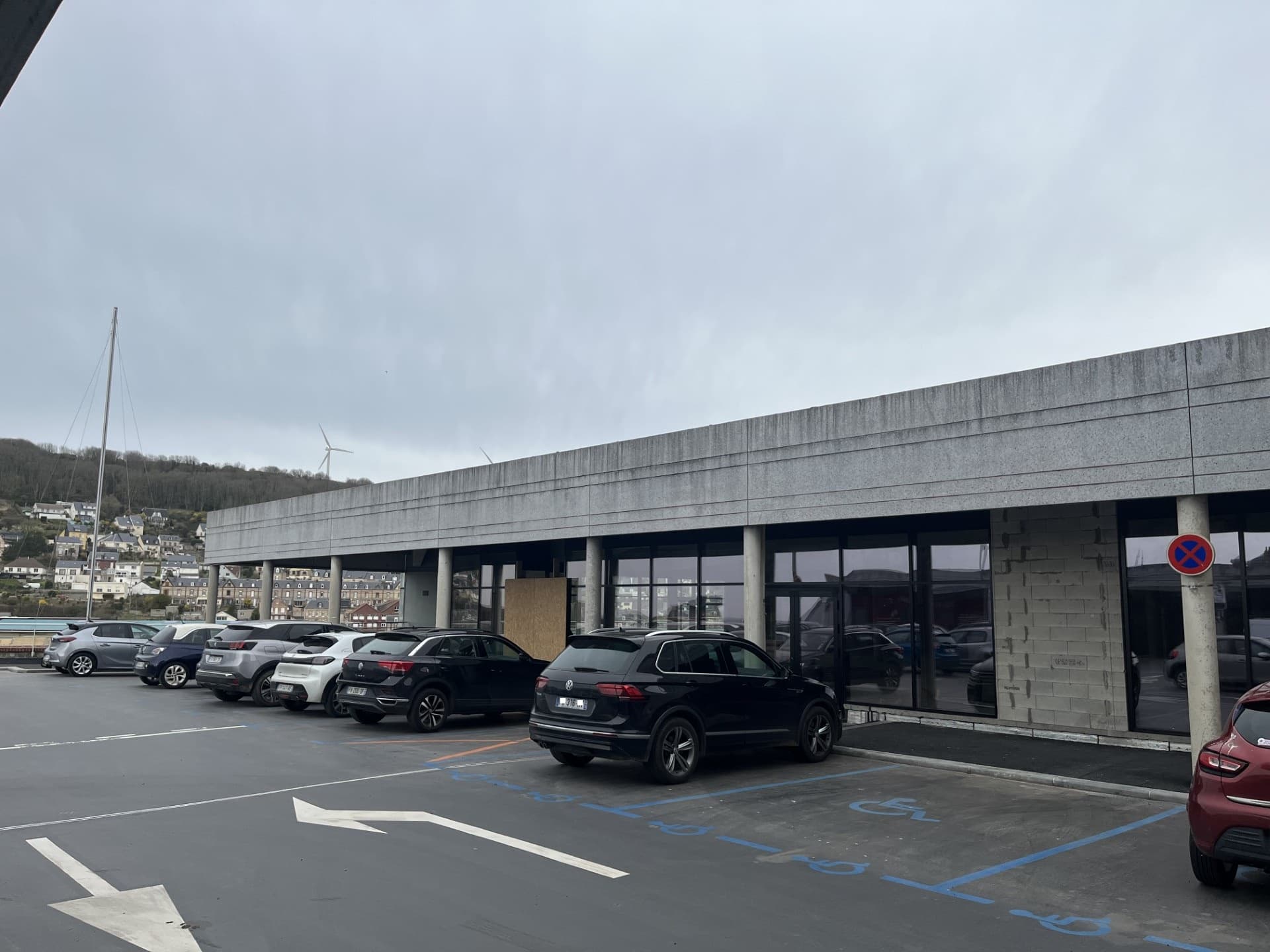 Local commercial · 976 m² · Location — photo 1