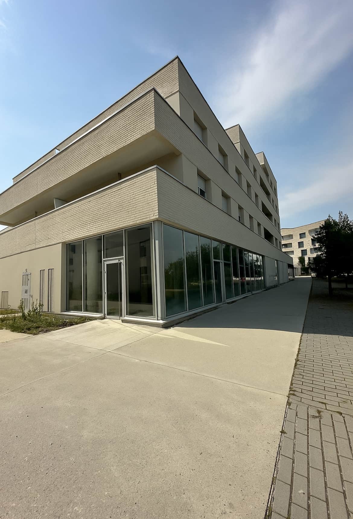 Local commercial · 142 m² · Location — photo 1