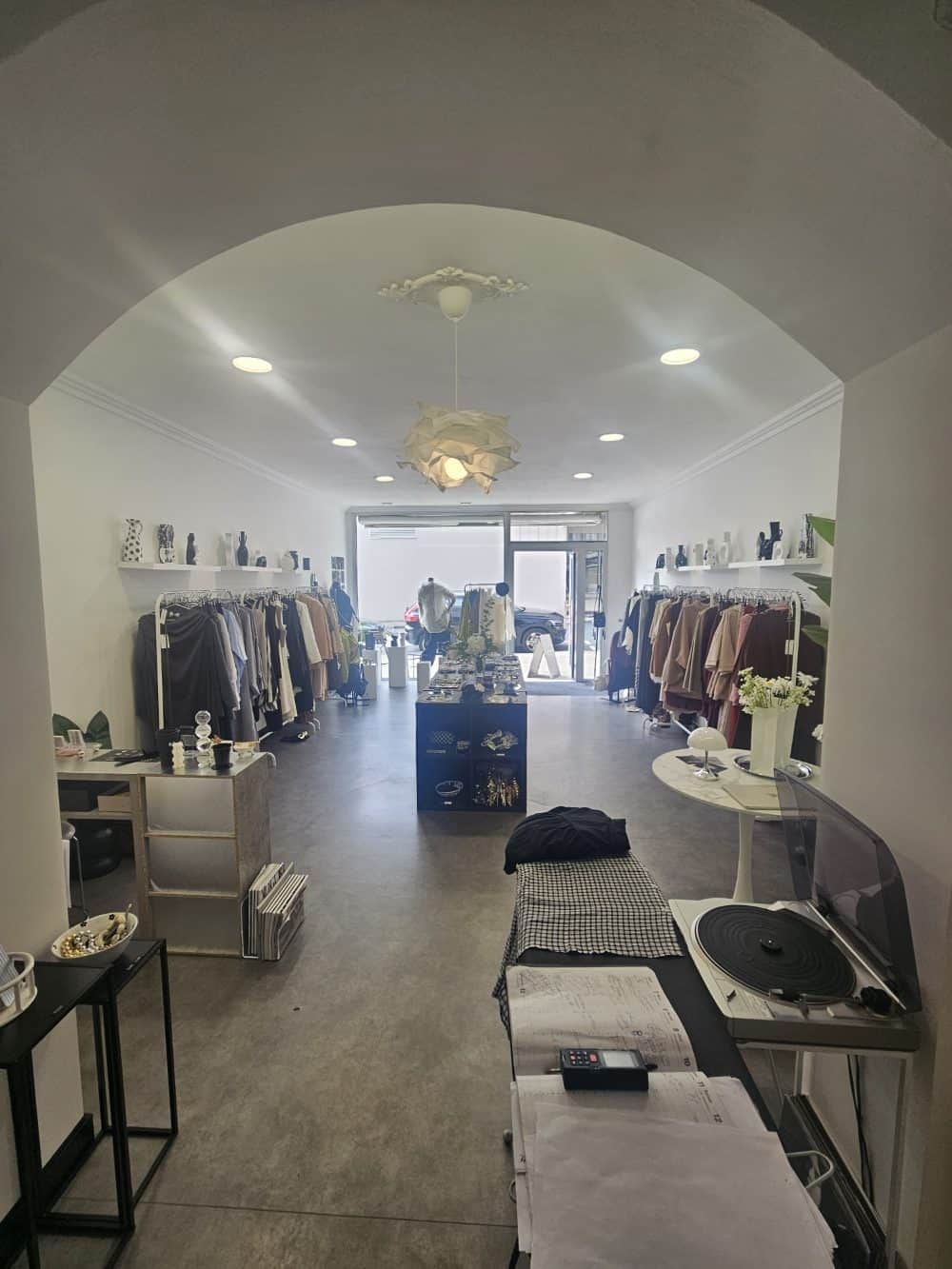 Local commercial · 42 m² · Location — photo 1