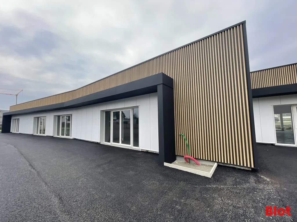 Local commercial · 325 m² · Location — photo 1