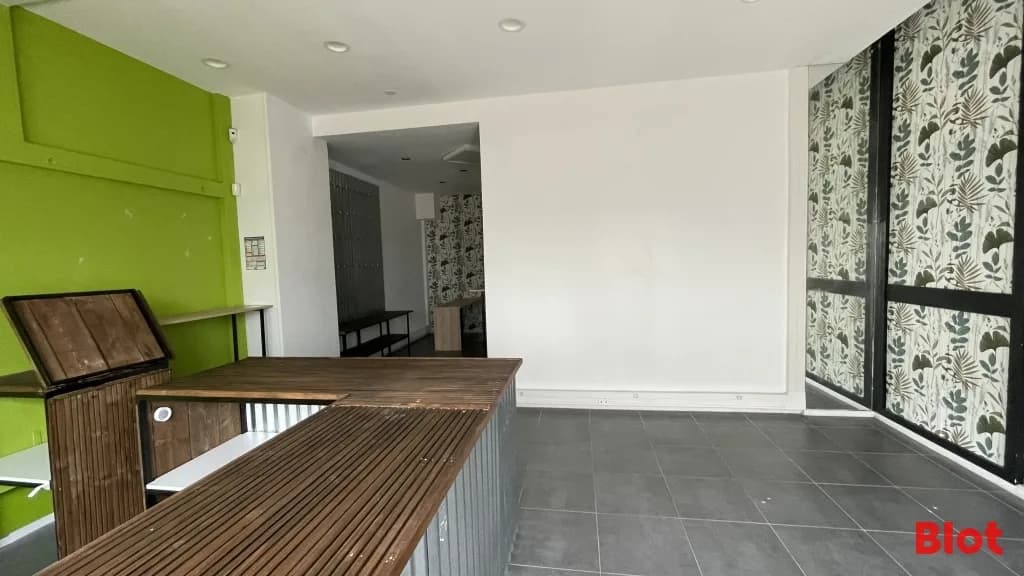 Local commercial · 54 m² · Location — photo 1
