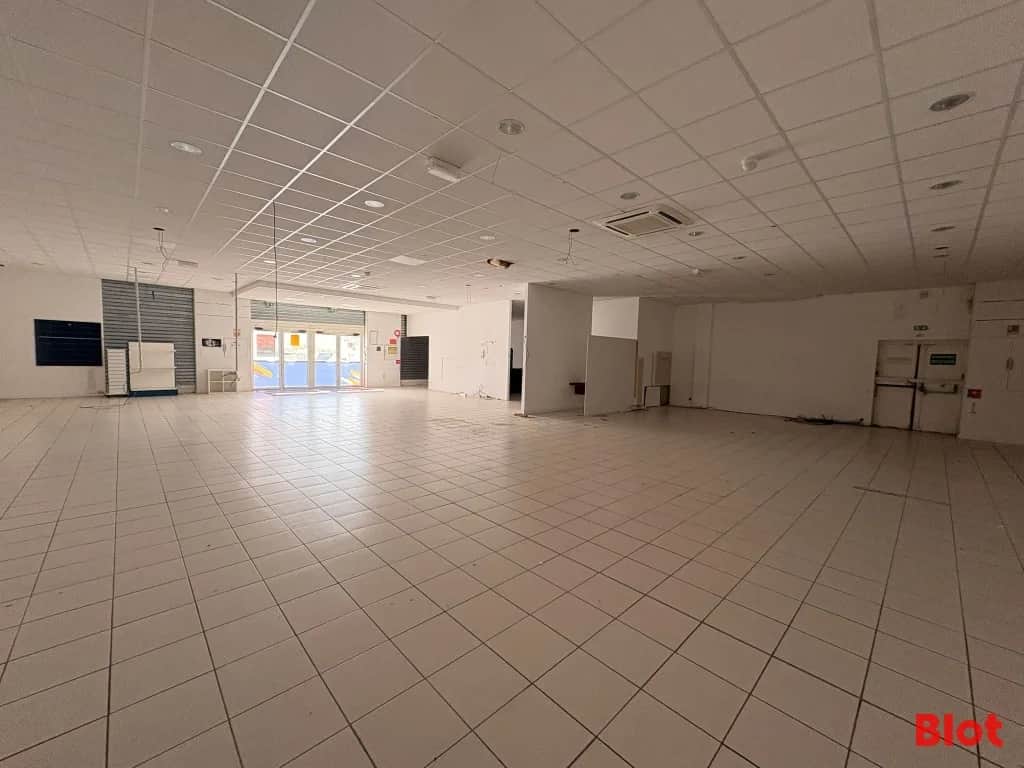Local commercial · 393 m² · Location — photo 1