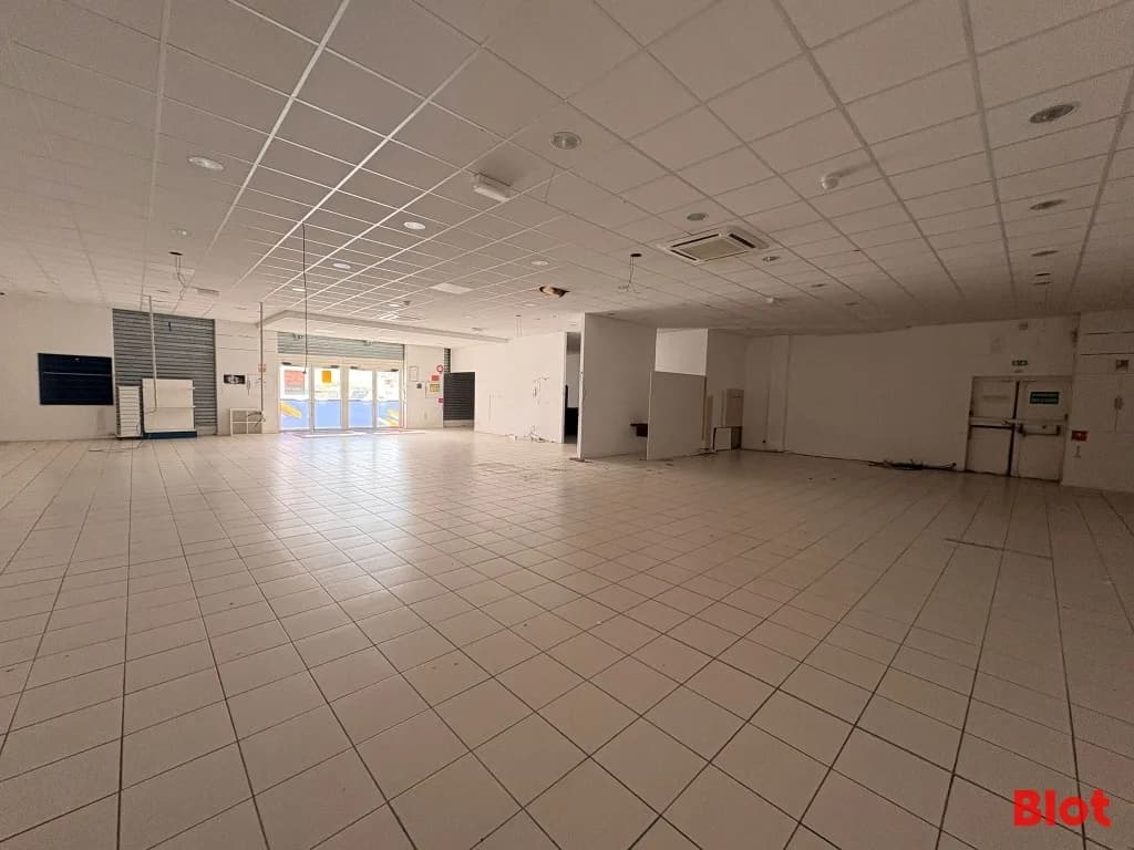 Local commercial · 393 m² · Location — photo 1