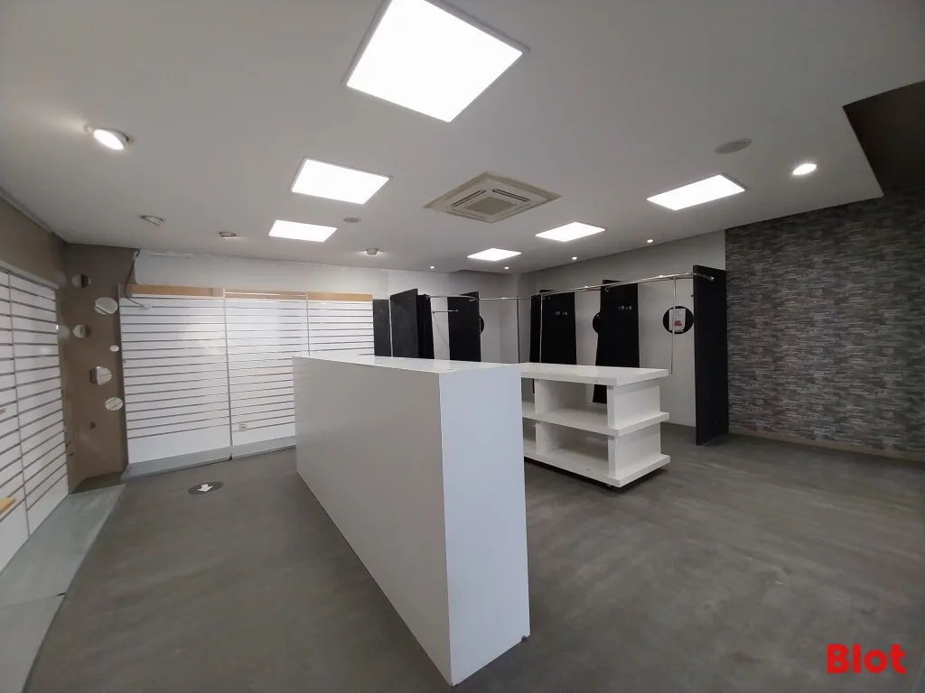 Local commercial · 84 m² · Location — photo 1
