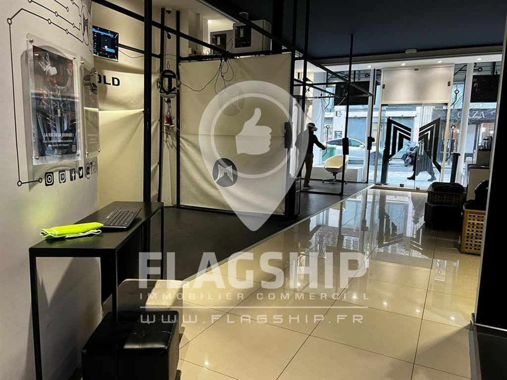 Local commercial · 216 m² · Location — photo 1