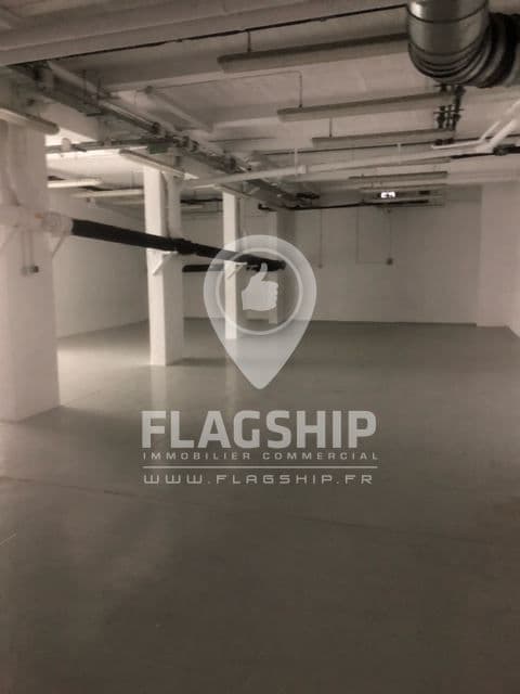 Local commercial · 352 m² · Location — photo 1