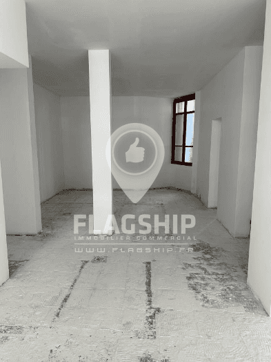 Local commercial · 77 m² · Location — photo 1