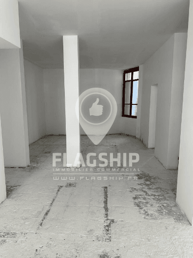 Local commercial · 77 m² · Location — photo 1