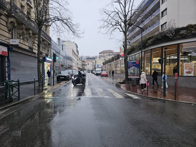 Local commercial · 82 m² · Location — photo 1