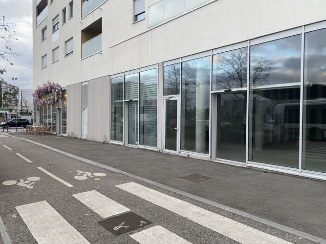 Local commercial · 225 m² · Location — photo 1