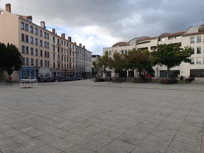 Local commercial · 143 m² · Location — photo 1