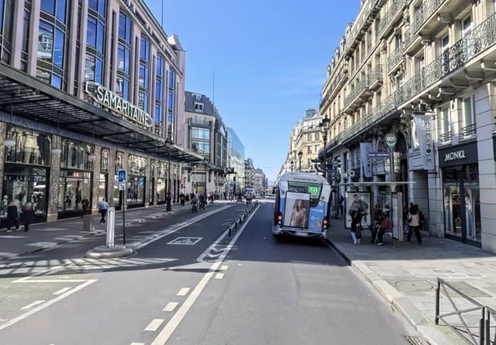 Local commercial · 734 m² · Location — photo 1