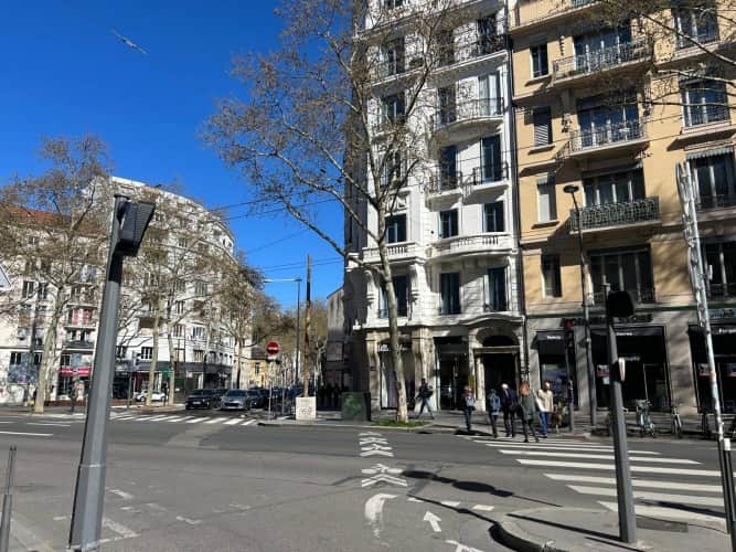 Local commercial · 137 m² · Location — photo 1