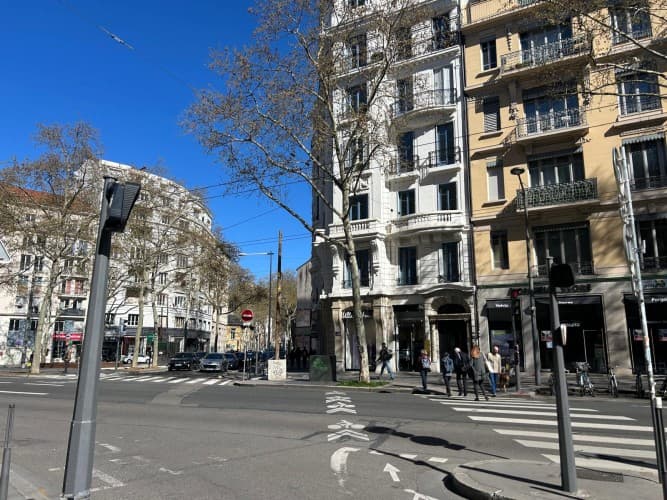 Local commercial · 137 m² · Location — photo 1