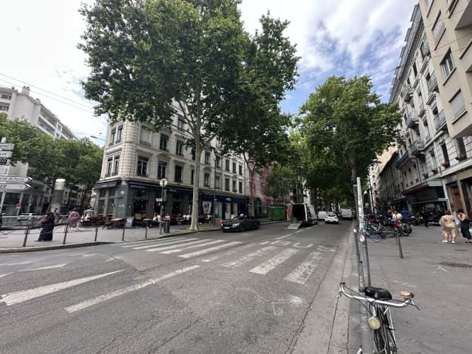 Local commercial · 77 m² · Cession de bail — photo 1