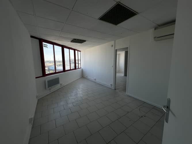 Local commercial · 144 m² · Location — photo 1