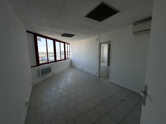 Local commercial · 144 m² · Location — photo 1