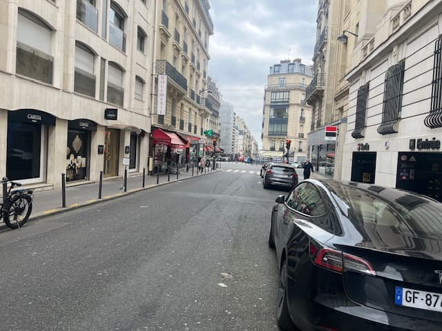 Local commercial · 57 m² · Location — photo 1