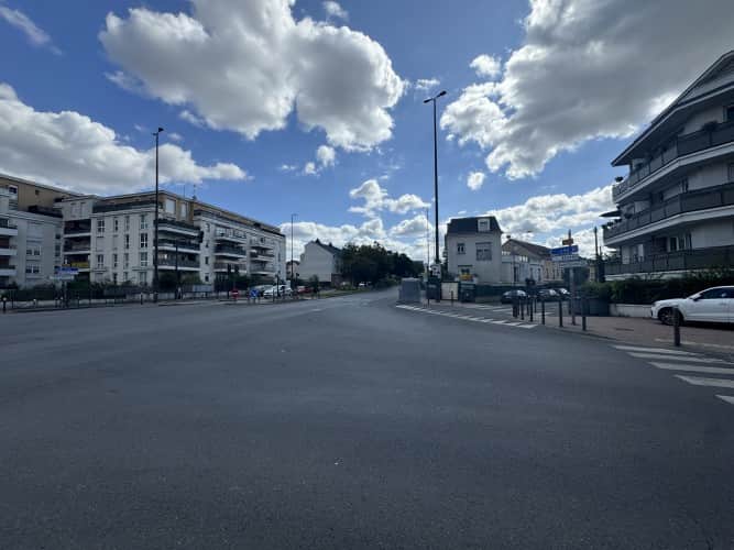 Local commercial · 801 m² · Location — photo 1