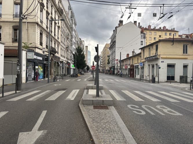 Local commercial · 162 m² · Location — photo 1