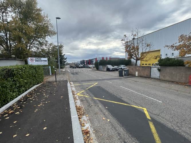 Local commercial · 1400 m² · Location — photo 1