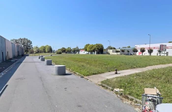 Local commercial · 890 m² · Location — photo 1