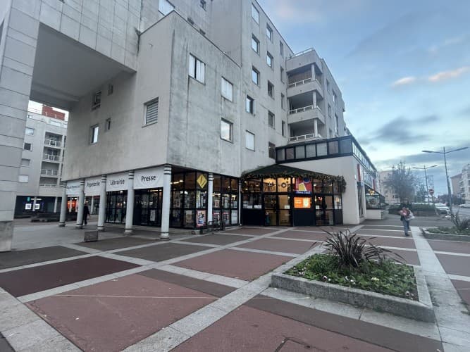 Local commercial · 140 m² · Cession de bail — photo 1
