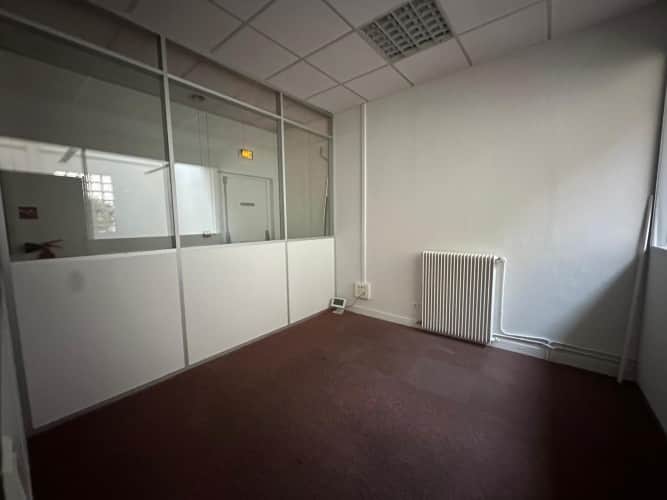 Local commercial · 153 m² · Location — photo 1