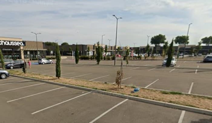 Local commercial · 806 m² · Location — photo 1