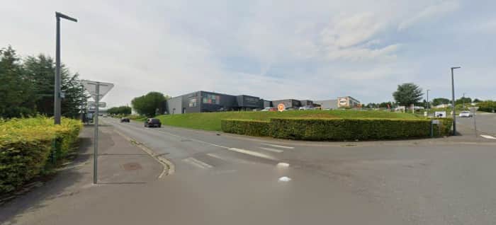 Local commercial · 233 m² · Location — photo 1
