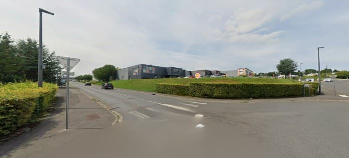 Local commercial · 233 m² · Location — photo 1