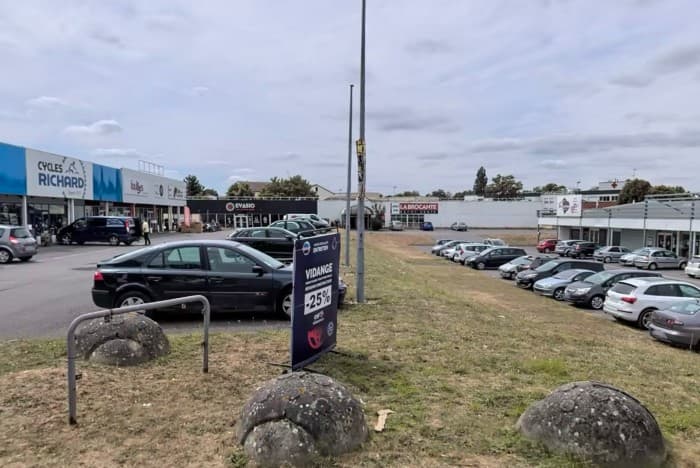 Local commercial · 452 m² · Location — photo 1