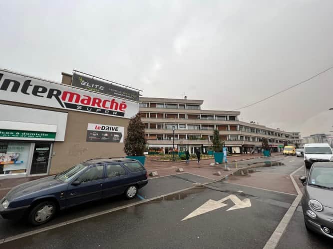 Local commercial · 180 m² · Cession de bail — photo 1