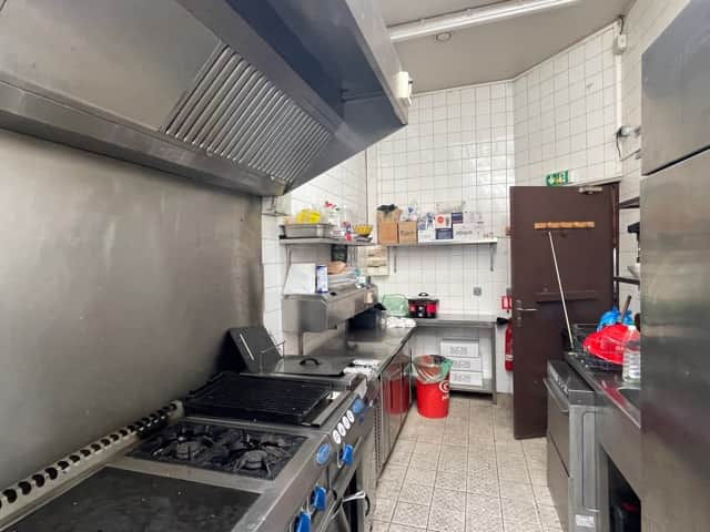 Local commercial · 163 m² · Location — photo 1