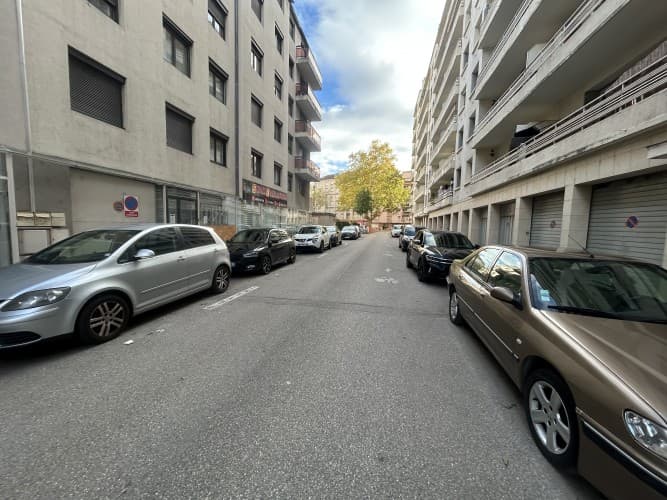 Local commercial · 597 m² · Location — photo 1