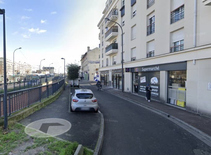 Local commercial · 64 m² · Location — photo 1