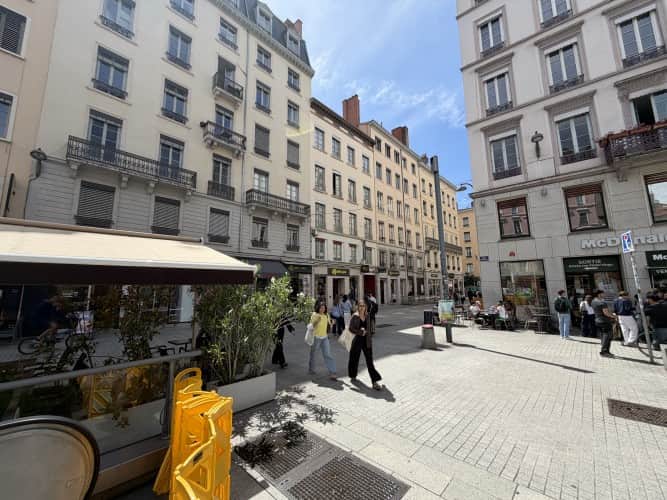 Local commercial · 77 m² · Cession de bail — photo 1