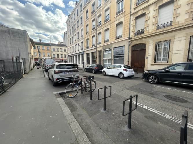 Local commercial · 597 m² · Location — photo 1