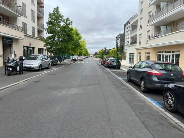Local commercial · 76 m² · Location — photo 1