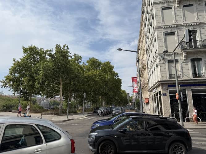 Local commercial · 180 m² · Cession de bail — photo 1